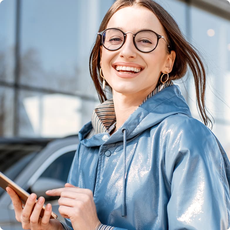 Frau nutzt die App eAusweise am Smartphone
